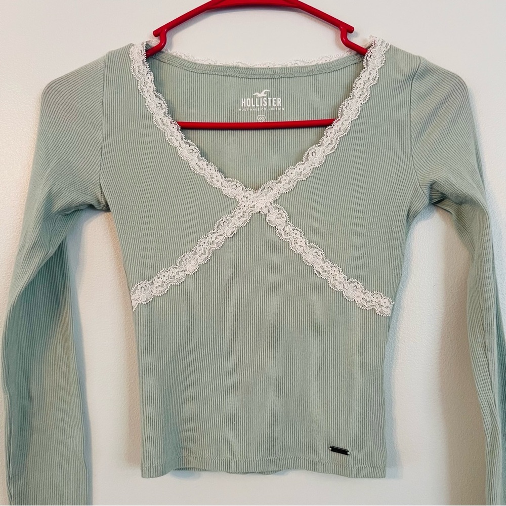 ❌SOLD❌ Hollister Ribbed Lace Trim Top